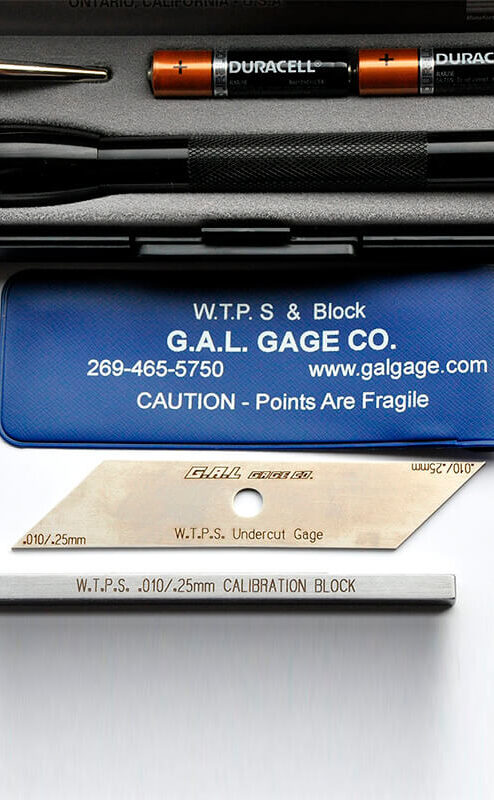 W.T.P.S. Gauge w/Calibration Block & Mini Maglite® AAA Flashlight (WTPS Medidor con bloque de calibración y linterna Mini Maglite® AAA) Cat # 7L de la marca G.A.L. Gage